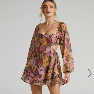 NWT EBONEE DRESS IN CLASSIC FLORAL FROM SHOWPO
